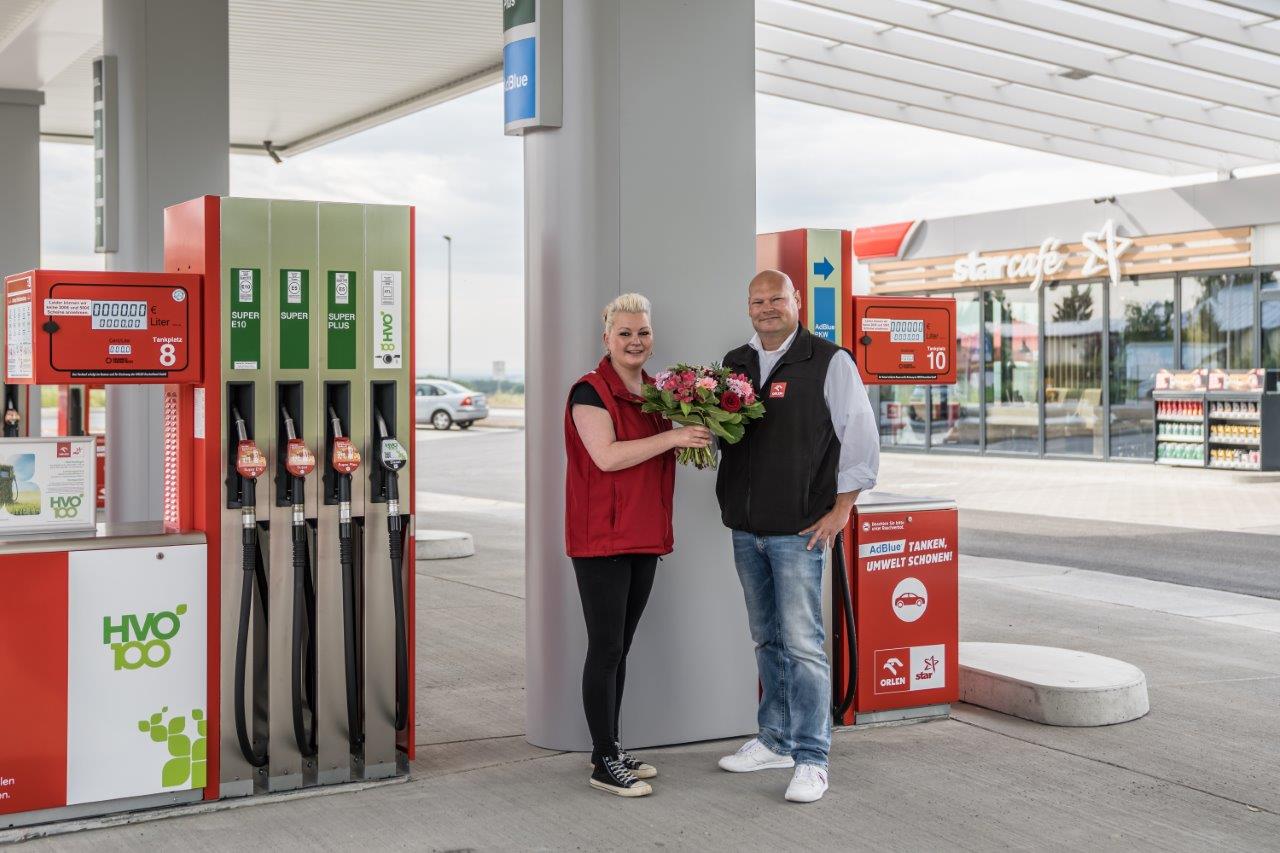 Pächterin Katja Wollweber und ORLEN Deutschland Mitarbeiter Christoph Rosum.jpg
