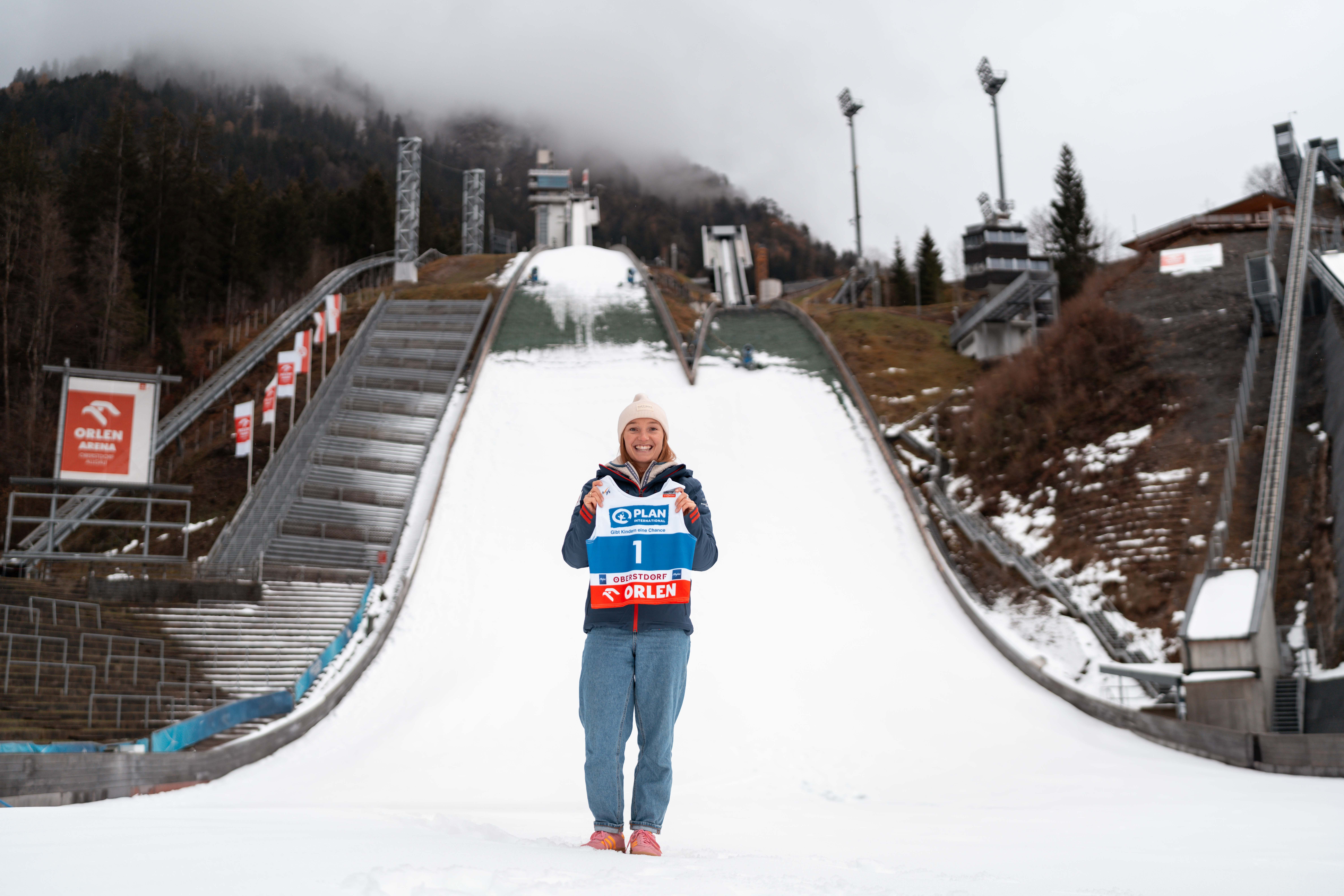 Skisprung-Weltmeisterin Katharina Schmid in der ORLEN Arena Oberstdorf (c) Dominik Berchtold.jpg
