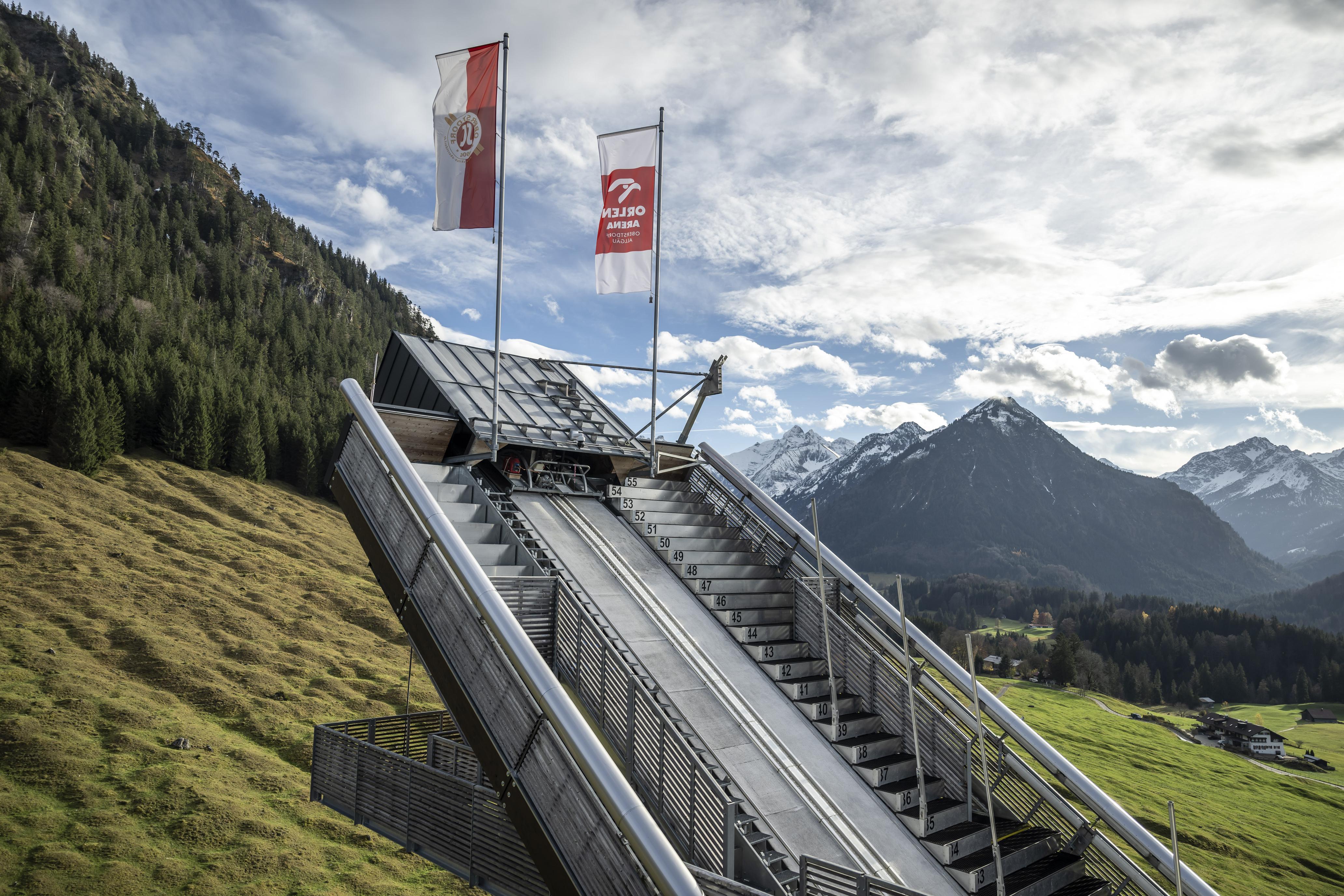 Das ORLEN Logo ziert viele Flächen der Skisprung-Arena Oberstdorf Allgäu. (2).jpeg