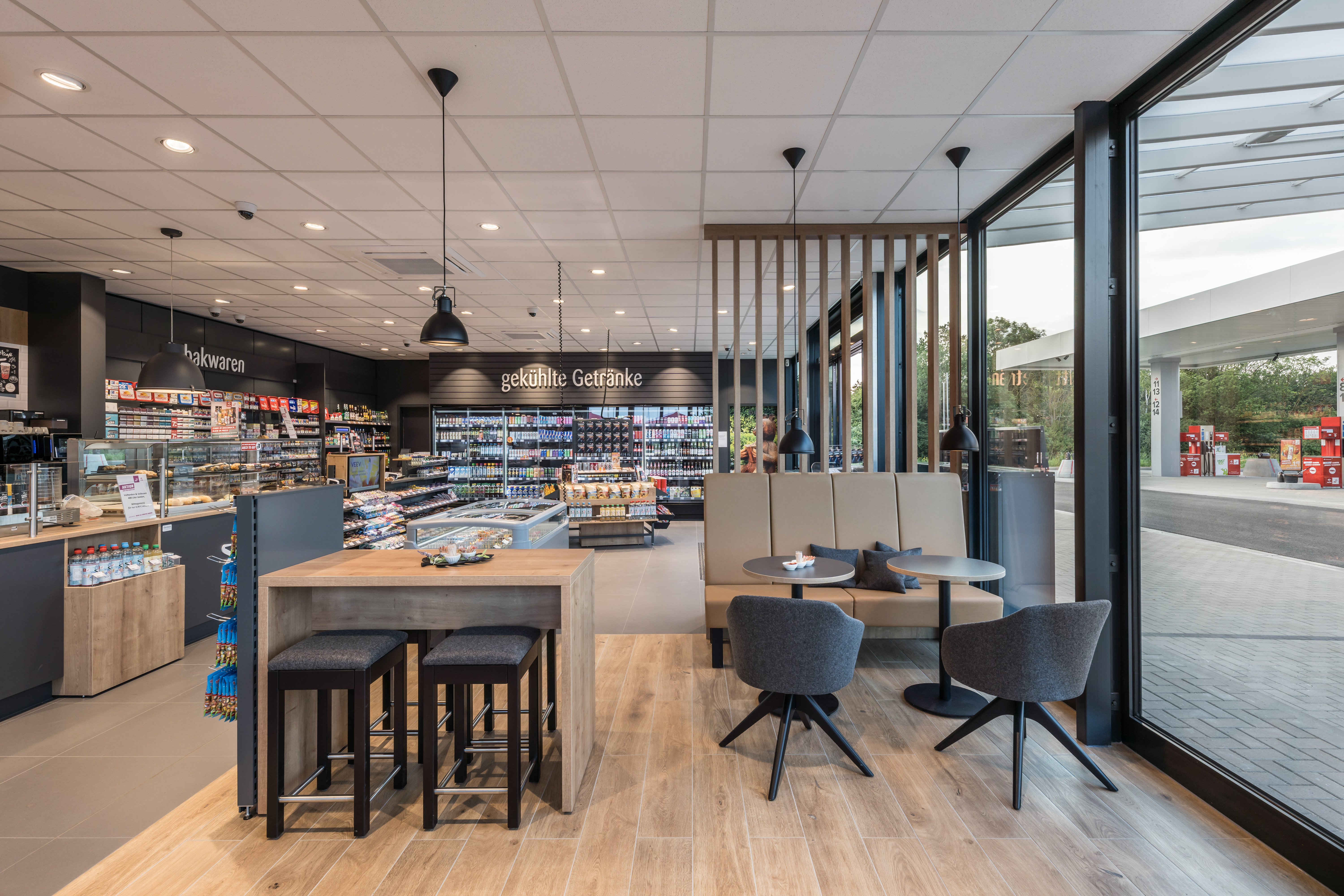 Die neu eröffnete star Tankstelle in Gera_Bistro und Shop.jpg