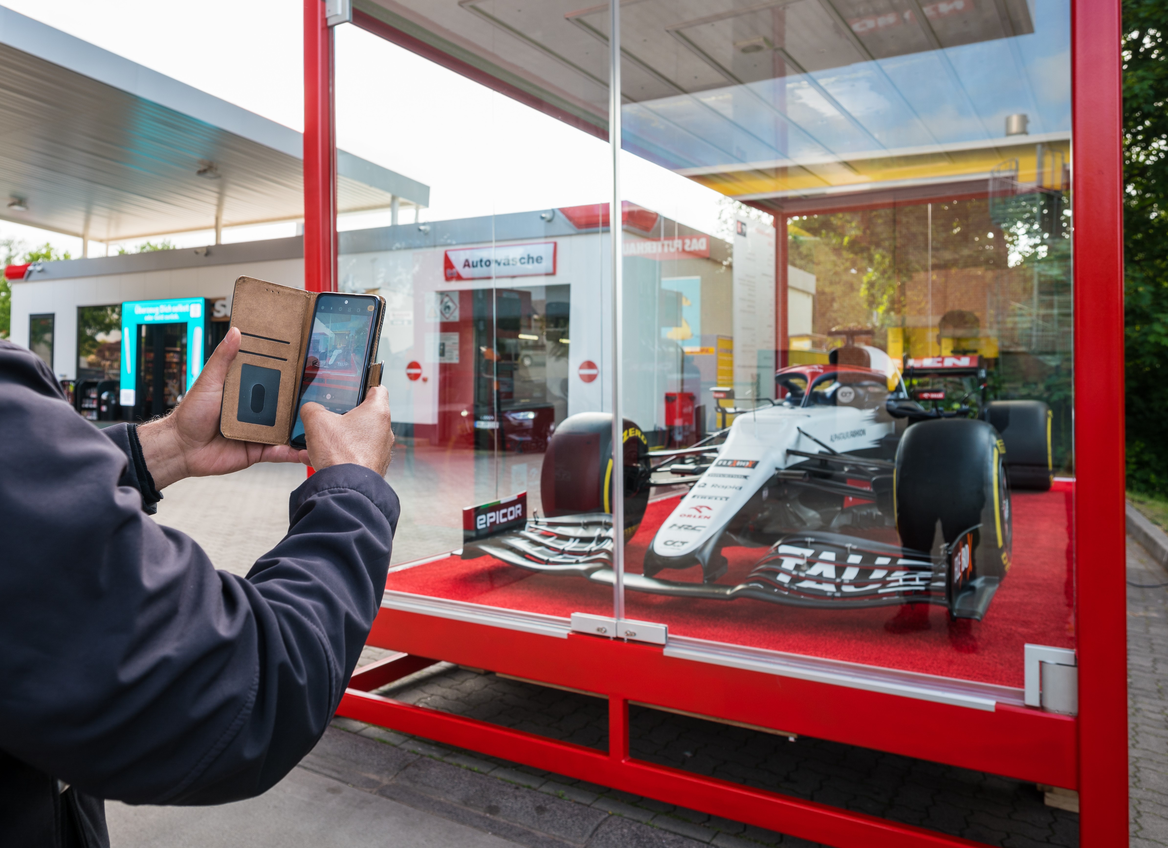 Formel 1-Wagen an der star Tankstelle in Elmshorn_6 - EN.jpg